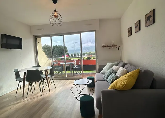 Centre-ville Saint-lary Vue Montagne