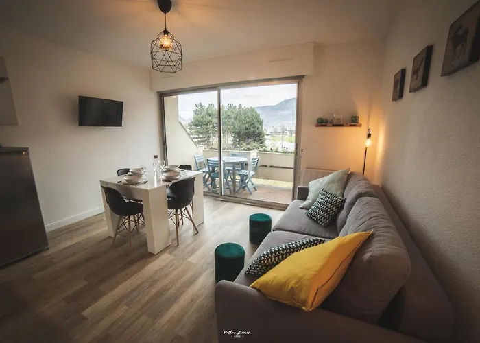 Centre-ville Saint-lary Vue Montagne サン・ラリー・スラン