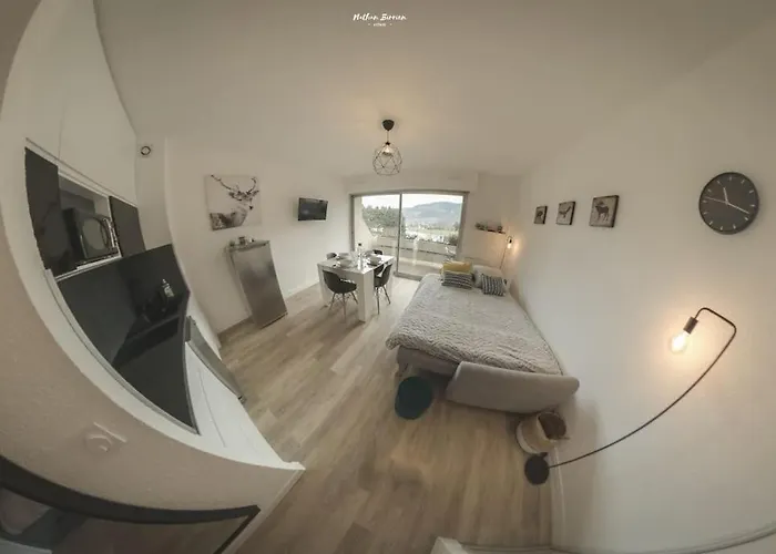 Centre-ville Saint-lary Vue Montagne サン・ラリー・スラン